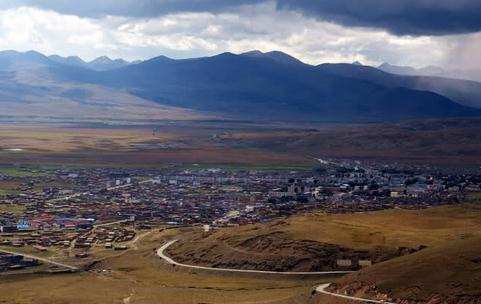 ལི་ཐང་རྫོང་གིས་མུའུ་ཁྲི་ཡི་འདེབས་འཛུགས་རྟེན་གཞིའི་འཛུགས་སྐྲུན་གཞི་རྩའི་ཆ་ནས་གྲུབ།