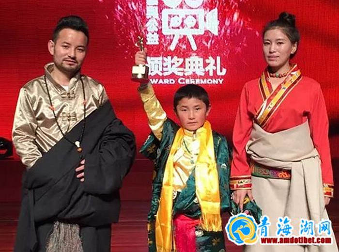 《གངས་འདབས་ཀྱི་ཤུག་སྡོང་ཁེར་སྐྱེས།》ཀྱི་གཙོ་འཁྲབ་པ་འཇམ་དཔལ་རྡོ་རྗེ་ལ་ཕུལ་བྱུང་སྐྱེས་པའི་གཙོ་འཁྲབ་པའི་བྱ་དགའ་ཐོབ།