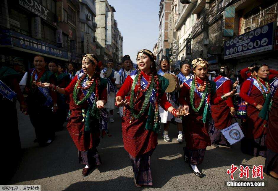 བལ་ཡུལ་དམངས་ཚོགས་ཀྱིས་ལོ་གསར་ཁྲོམ་སྐོར་གཟབ་རྒྱས་ངང་འཚོགས་པ།