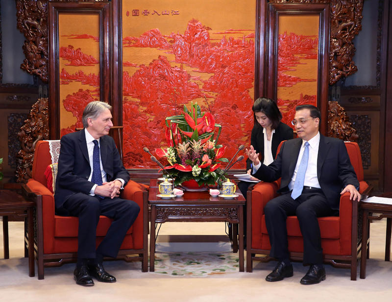 ལི་ཁེ་ཆང་གིས་དབྱིན་ཇིའི་ཕྱི་འབྲེལ་བློན་ཆེན་ཧྭ་མིན་ཏི་དང་མཇལ་འཕྲད་གནང་།