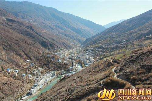 སྡེ་རོང་རྫོང་ནོར་སྲིད་ཅུས་རོགས་སྐྱོར་དུད་ཚང་དུ་ཟབ་ཞུགས་བྱས་ནས་གནད་སྨིན་དབུལ་སྐྱོར་ལས་ཀ་སྤེལ་བ།