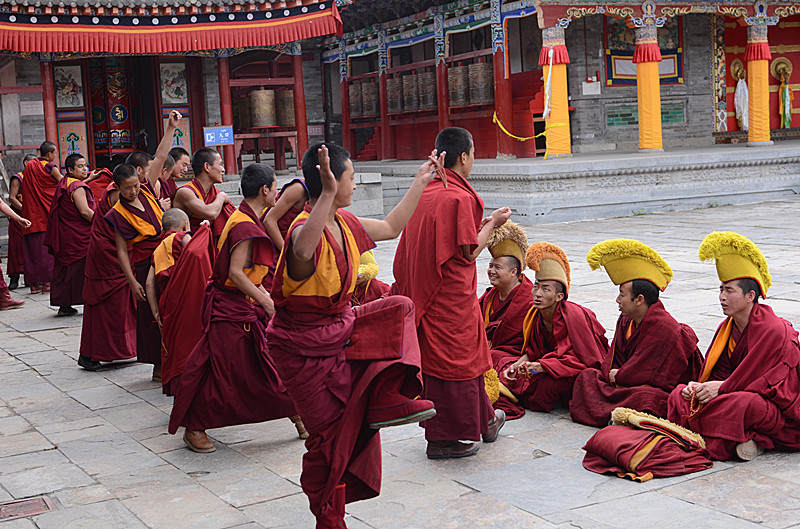 ༄༅། ། སྤྲུལ་སྐུ་ལ་ངེས་པར་ལྡན་དགོས་པའི་ཡོན་ཏན་སྐོར་རགས་ཙམ་གླེང་བ།