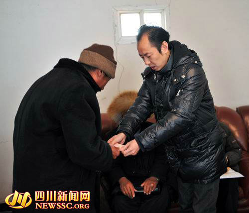 ཁྲོ་ཆུ་རྫོང་གིས་རྫོང་ཡོངས་ཀྱི་དཀའ་ངལ་ཅན་གྱི་ཏང་ཡོན་སོགས་ལ་འཚམས་འདྲི་གནང་།