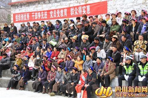 རོང་བྲག་རྫོང་གིས་ཉེན་རྟོགས་པ་དང་མི་དམངས་ལག་གདང་སྦྲེལ་ནས་ཐུན་མོང་གིས་ཞི་མཐུན་བསྐྲུན་པ་ཞེས་པའི་ལོ་གསར་གྱི་རིག་རྩལ་འཁྲབ་སྟོན་བྱེད་སྒོ་སྤེལ།