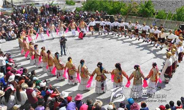 སྡེ་རོང་གི་ལོ་གསར་རིག་གནས་འཁྲབ་སྟོན་ཆེན་མོར་མང་ཚོགས་གྱིས་གཙོ་ནུས་བཏོན།
