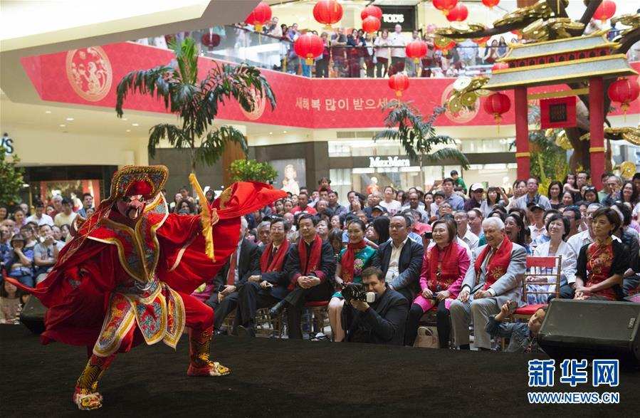 ཨ་རིའི་ཚོང་ར་ནང་གི་ཀྲུང་གོའི་དམར་མདངས།