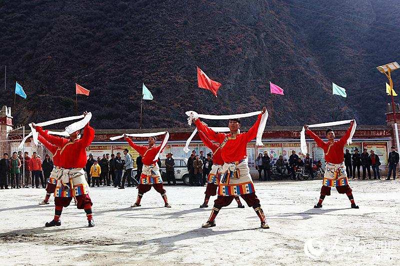 དཀར་མཛེས་ཁུལ་རོང་བྲག་རྫོང་གི་ཡུལ་ཤོག་དང་གྲོང་རྡལ་སོ་སོས་རིག་གནས་བྱེད་སྒོ་སྤེལ་ཏེ་ལོ་གསར་པ་བསུས།