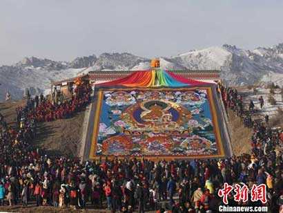ཀན་ལྷོ་བོད་ཁུལ་གྱི་དགོན་པ་མང་པོས་གོས་སྐུ་བཤམས་པ།