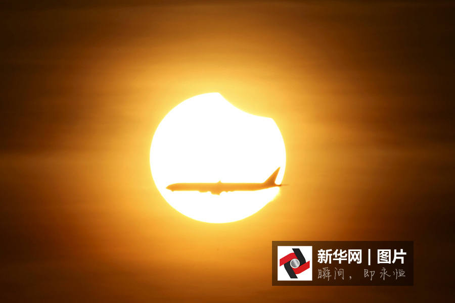 བར་སྣང་དུ་མངོན་པའི་ཉི་འཛིན་གྱི་མཛེས་ལྗོངས།