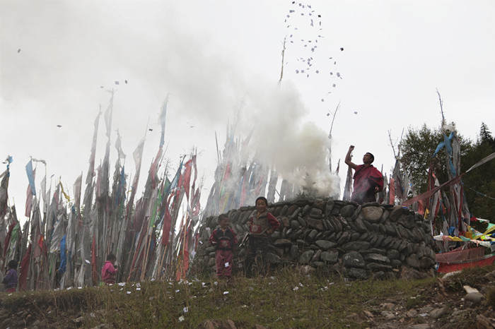 ༄༅།། བོད་ཀྱི་བསང་མཆོད་འབུལ་ལུགས་དང་དེའི་དགེ་མཚན།