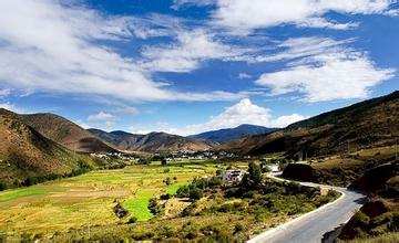 སྡེ་རོང་རྫོང་གི་དབང་བོ་སྐྱོན་ཅན་མཉམ་འབྲེལ་ལྷན་ཚོགས་ཀྱིས་དབུལ་ཕོངས་དབང་པོ་སྐྱོན་ཅན་ལ་ཐོན་ལས་ཀྱི་དབུལ་སྐྱོར་གནང་།