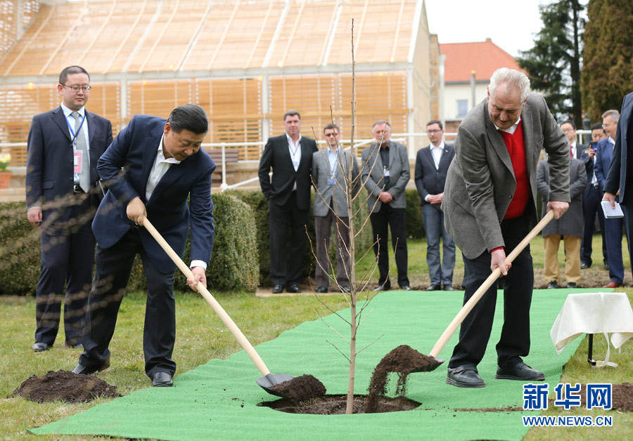 ཞི་ཅིན་ཕིང་ཆེ་ཁིའི་སྲིད་འཛིན་གྱི་གྲོང་གསེབ་ཕོ་བྲང་དུ་ཕེབས།