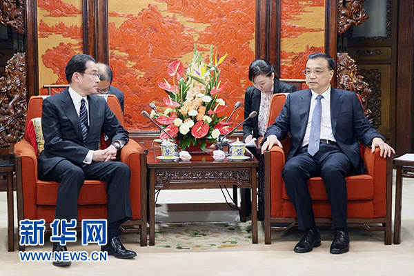 ལི་ཁེ་ཆང་གིས་འཇར་པན་གྱི་ཕྱི་འབྲེལ་བློན་ཆེན་ཨན་ཝིན་ཞུང་དང་མཇལ་འཕྲད་གནང་།