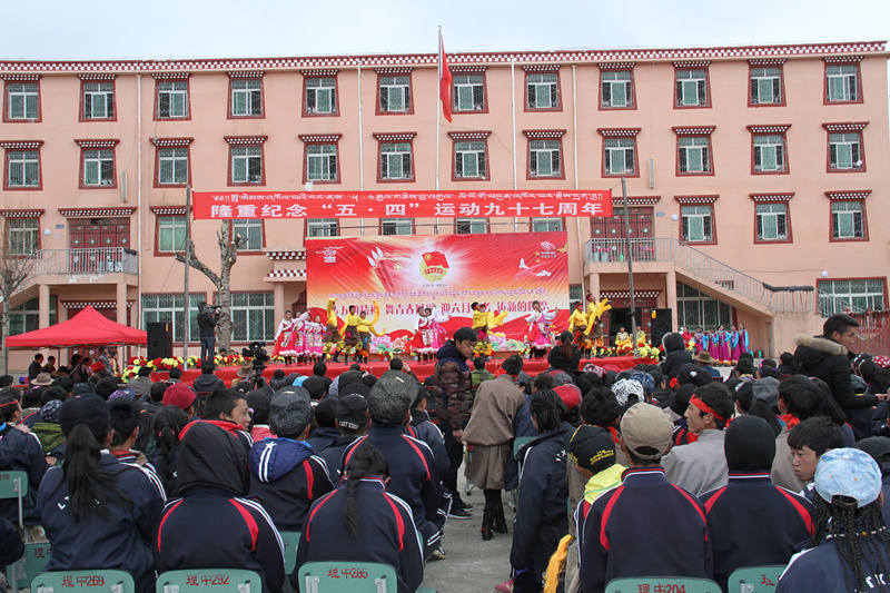 ལི་ཐང་རྫོང་སློབ་འབྲིང་གིས་ཞབས་བྲོ་འགྲན་བསྡུར་གྱི་བྱེད་སྒོ་སྤེལ་བ།