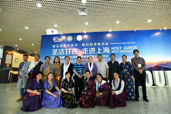 ཀྲའོ་ཝུན་གྱིས་དྭངས་གཙང་གི་དཀར་མཛེས་ཧྲང་ཧེ་རུ་བསྐྱོད་པ་ཅེས་པའི་འགྲེམ་སྟོན་ཁང་དུ་གཟིགས་ཞིབ་གནང་།
