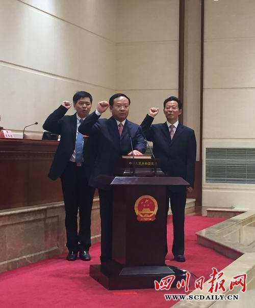 སི་ཁྲོན་ཞིང་ཆེན་གྱི་གསར་དུ་བསྐོས་པའི་ཞིང་དཔོན་གཞོན་པས་འགན་བཞེས་དམ་བཅའ་བཞག