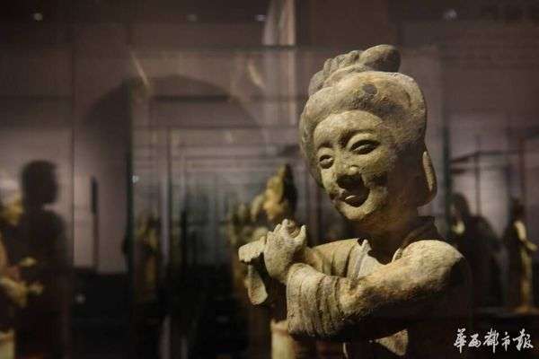 ཁྲེན་ཏུའུ་གྲོང་ཁྱེར་གྱི་བཤམས་སྟོན་ཁང་གསར་པའི་སྒོ་ཕྱེས།