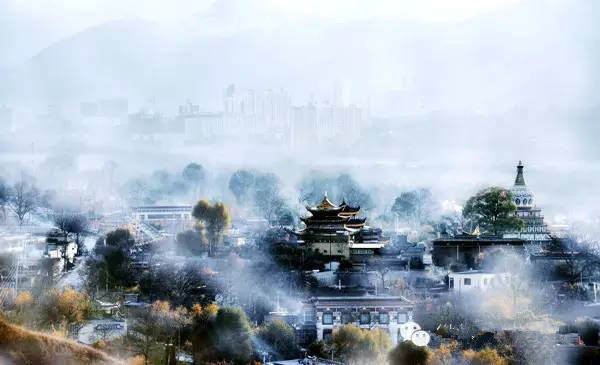 ༄༅།། ངོ་མཚར་གྱིས་ཕྱུག་པའི་མདོ་སྨད་རེབ་གོང་ཡུལ་གྱི་གྲུབ་གནས་བརྒྱད།
