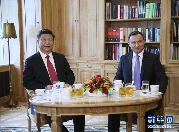 ཞི་ཅིན་ཕིང་གིས་ཕོ་ལན་གྱི་སྲིད་འཛིན་ཏོའུ་ཏ་དང་གྲོས་མོལ་མཛད།