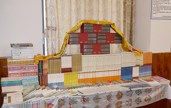 བོད་ཁུལ་དམངས་ཁྲོད་ཀྱི་རྩ་ཆེན་དཔེ་རྙིང་ཕྱོགས་བསྒྲིགས་དེབ​་གསར་འགྲེམ་སྤེལ་ཚོགས་འདུ་དང་དཔེ་ཆེ་འབུལ་བའི་མཛད་སྒོ་དར་མདོ་ནས་སྤེལ།
