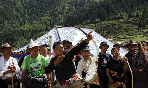 མཛོད་དགེ་རྫོང་དུ་དུག་འཇོམས་དུས་ཆེན་དང་དམངས་སྲོལ་རིག་གནས་དུས་ཆེན་སྤེལ།