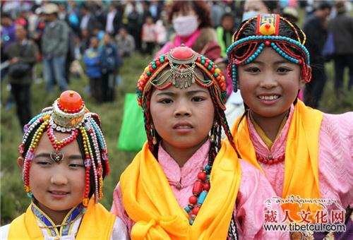 འཛམ་གླིང་ཡུལ་སྐོར་མགྲིན་ཚབ་པའི་ཀྲུང་གོའི་གྲངས་ཉུང་མི་རིགས་འགྲན་ཁུལ་གྱི་གཟེངས་བསྟོད་མཛད་སྒོ་མི་འགྱངས་བར་གཟབ་རྒྱས་ངང་འཚོགས་རྒྱུ་རེད།