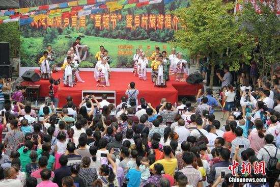 སི་ཁྲོན་པའེ་ཁྲོན་བོད་སྡེ་ཡིས་བོད་ཀྱི་སྲོལ་རྒྱུན་ཞོ་སྟོན་དུས་ཆེན་ལ་རོལ།