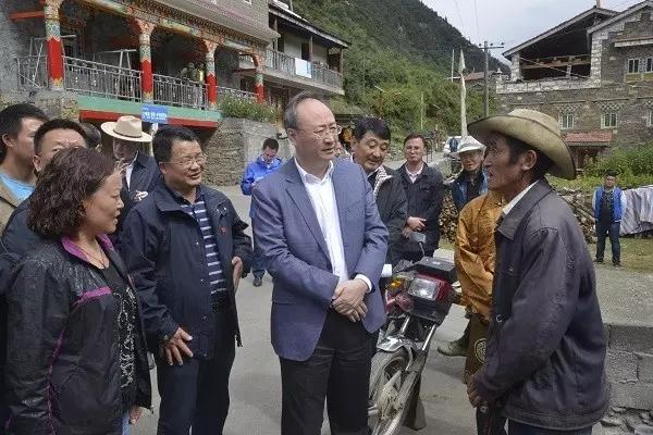 ཞིང་དཔོན་དབྱི་ལི་ཡིས་རྔ་བ་ཁུལ་འབར་ཁམས་གྲོང་ཁྱེར་དུ་དབུལ་གྲོལ་འགག་སྒྲོལ་ལས་ཀར་དངོས་སྡོད་ཞིབ་འཇུག་དང་ལྟ་སྐུལ་མཛུབ་སྟོན་གནང་།