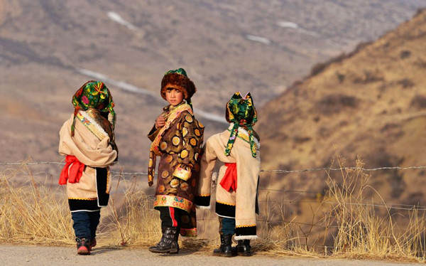 སློབ་ཆུང་སློབ་མའི་སློབ་ཞུགས་ཀྱི་དུས་ཚོད་ཚད་བཀག་གྲོང་ཁྱེར་དང་ཁུལ་སོ་སོས་ཐག་གཅོད་བྱ་རྒྱུ་རེད། 