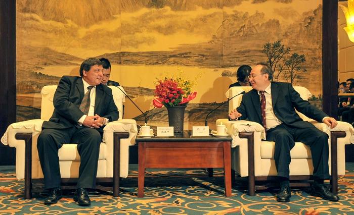 ཞིང་དཔོན་དབྱིན་ལི་ཡིས་ཕོ་ལན་གྱི་ཀྲུང་གོ་རུ་བཅའ་སྡོད་བྱས་ཡོད་པའི་གཞུང་ཚབ་ཆེན་མོ་བ་ལིན་ཡུས་ཕིང་ལ་མཇལ་འཕྲད་གནང་།