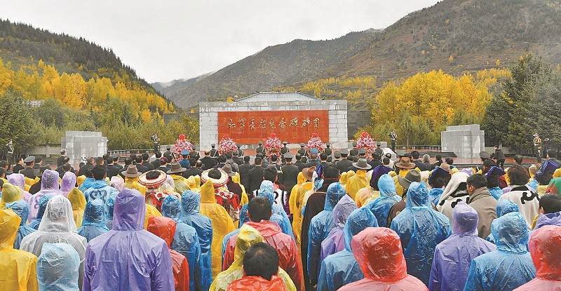 རང་རེའི་ཞིང་ཆེན་གྱིས་ཟུང་ཆུ་རྫོང་གི་དམར་དམག་རྗེས་དྲན་གྱི་རྡོ་རིང་ར་བར་མེ་ཏོག་འབུལ་བའི་བྱེད་སྒོ་སྤེལ།