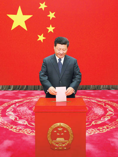 ཞི་ཅིན་ཕིང་པེ་ཅིང་གྲོང་ཁྱེར་གྱི་དམངས་ཆེན་འཐུས་མིའི་འདེམ་ཤོག་འཕེན་པའི་འདེམ་བསྐོ་ལ་ཞུགས། 