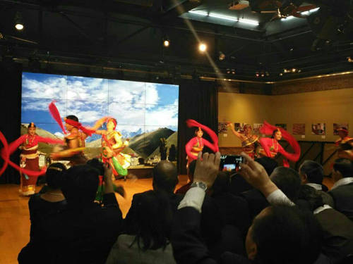 རྔ་བ་ཁུལ་གྱི་གླུ་གར་ཚོགས་པས་ཨ་རིའི་ཤིའུ་སི་ཏུན་དང་ཉིའུ་ཡོ་གྲོང་ཁྱེར་དུ་འཁྲབ་སྟོན་བྱས། 