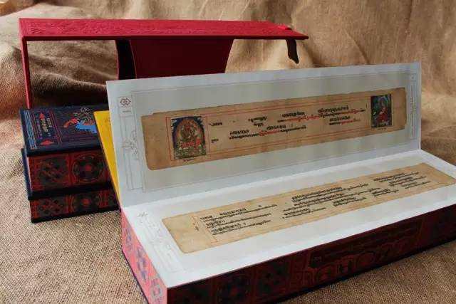  《བོད་ཁུལ་དམངས་ཁྲོད་ཀྱི་རྩ་ཆེན་དཔེ་རྙིང་ཕྱོགས་བསྒྲིགས།》ལ་2016ལོའི་ཀྲུང་གོའི་ཆེས་མཛེས་པའི་དཔེ་དེབ་ཀྱི་མཚན་སྙན་ཐོབ།