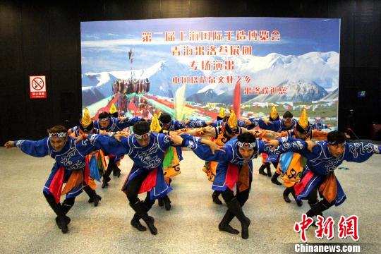 མཚོ་སྔོན་མགོ་ལོག་བོད་རིགས་ཟློས་གར་གྱི་དམངས་ཁྲོད་སྒྱུ་རྩལ་ཚོགས་པས་ཧྲང་ཧའེ་ཡི་འགྲེམ་སྟོན་ཚོགས་ཆེན་ཐོག་འཁྲབ་སྟོན་བྱས་པ།
