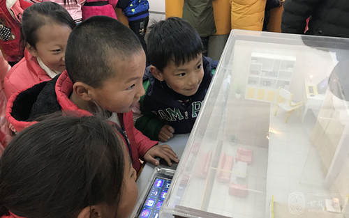 སྡེ་རོང་རྗོང་གི་ན་གཞོན་རྣམས་ཚན་རིག་རྟོག་ཞིབ་ཁང་དང་ཉེ་བར་བཅར།