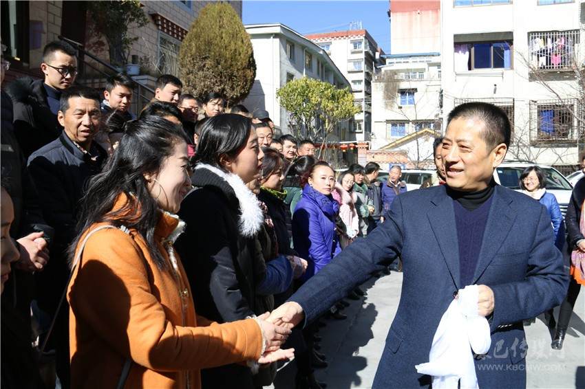 དཀར་མཛེས་ཁུལ་གྱི་ཏང་ཨུ་ཧྲུའུ་ཅི་ལུའི་ཁྲེན་མིང་གིས་གསར་འགྱུར་ལས་བྱེད་པ་རྣམས་ལ་འཚམས་འདྲི་ཞུས།