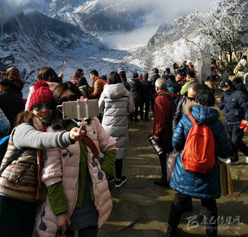 ལོ་སར་སྐབས་དཀར་མཛེས་ཁུལ་གྱིས་ཡུལ་སྐོར་བ་མང་པོ་སྣེ་ལེན་བྱས། 