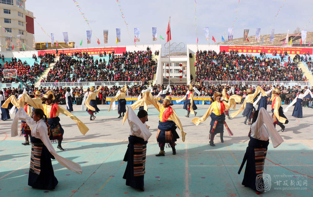 སྤྲོ་དགའི་ཀློང་ནས་གནམ་ལོ་གསར་པ་ངང་གིས་བསུས། 