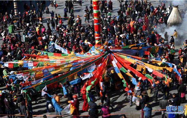 ལྷ་ལྡན་གཙུག་ལག་ཁང་གིས་དར་ཆེན་གསར་དུ་བརྗེ་བའི་མཛད་སྒོ་སྤེལ་བ།