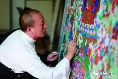 མཚོ་སྔོན་ཞིང་ཆེན་གྱིས་འཛམ་གླིང་ན་ཆེས་རིང་བའི་ཐང་ག་ཞིག་གསར་རྩོམ་བྱེད་བཞིན་པ།