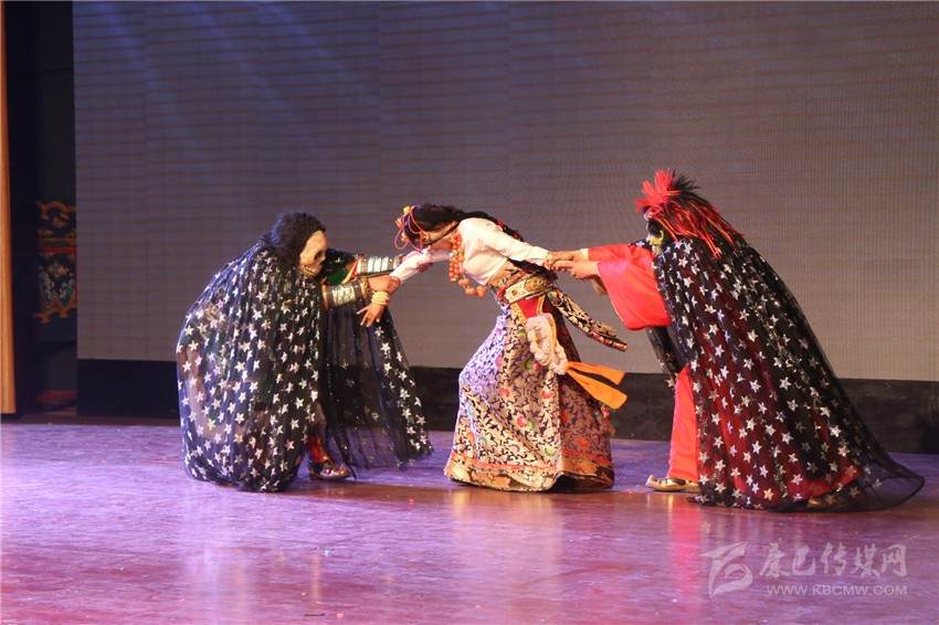ཟློས་གར《གེ་སར་རྒྱལ་པོ།》ཡིས་ལོ་སར་གྱི་སྤྲོ་སྟོན་ལ་བྲོ་བ་གསར་པ་ཞིག་བསྣན་བྱུང་། 
