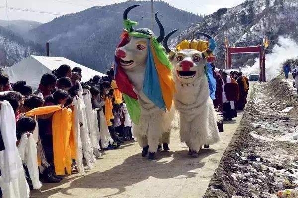 ཨ་འཁྱམ་དུ་ཤོག་དྲུག་རྒྱལ་མོའི་དུས་སྟོན་བསུས་པ། 