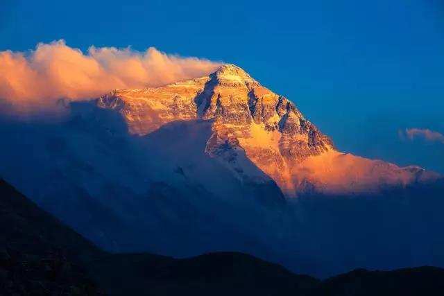 ༄༅།། འཛམ་གླིང་གི་ཡང་རྩེ་ཇོ་མོ་གླང་མ།
