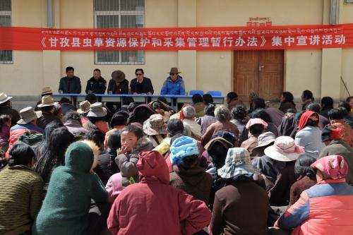 དཀར་མཛེས་རྫོང་གིས《དབྱར་རྩྭ་དགུན་འབུའི་ཐོན་ཁུངས་སྲུང་སྐྱོབ་དང་འཚོལ་སྡུད་དོ་དམ་གྱི་གནས་སྐབས་བྱེད་ཐབས།》ཀྱི་སྒྲོག་འགྲེལ་བྱེད་སྒོ་སྤེལ། 