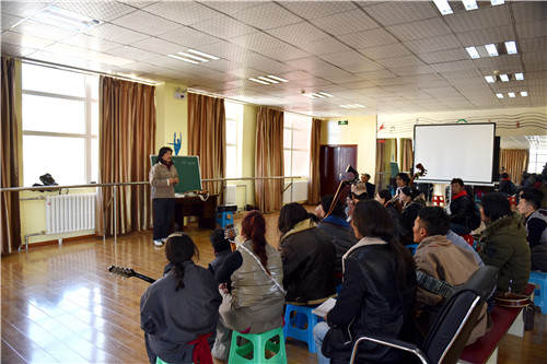 ཧུང་ཡོན་རྫོང་གིས་སྲོལ་རྒྱུན་རོལ་མོ་ཚོགས་པའི་ཟབ་སྦྱོང་འཛིན་གྲྭ་སྤེལ།