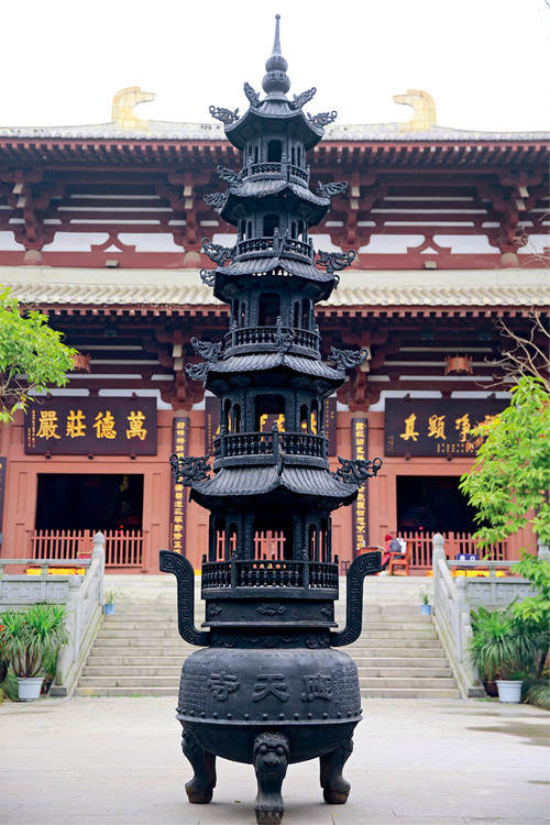 ༄༅།། རྩེར་སོན་གསུམ་གྱིས་བརྒྱན་པའི་མཆོད་འོས་དགོན།