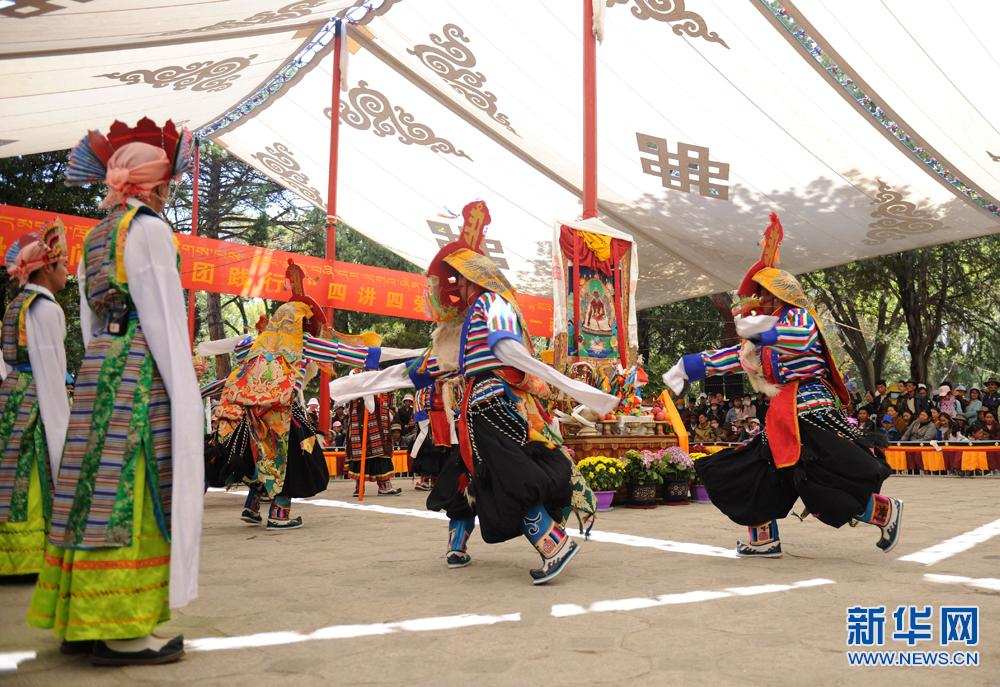 ལྔ་གཅིག་ངལ་རྩོལ་དུས་ཆེན་སྐབས་སུ་ལྷ་སའི་ནོར་བུ་གླིང་ག་ནས་བོད་ཀྱི་ཟློར་གར་འཁྲབ་སྟོན་བྱས།