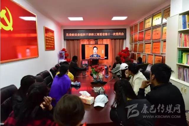 དཀར་མཛེས་ཁུལ་གྱི་ལས་བྱེད་པ་དང་མང་ཚོགས་ཀྱིས་ཞིང་ཆེན་ཏང་གི་འཐུས་ཚོགས་ལ་དོ་ཁུར་བྱས་པ།