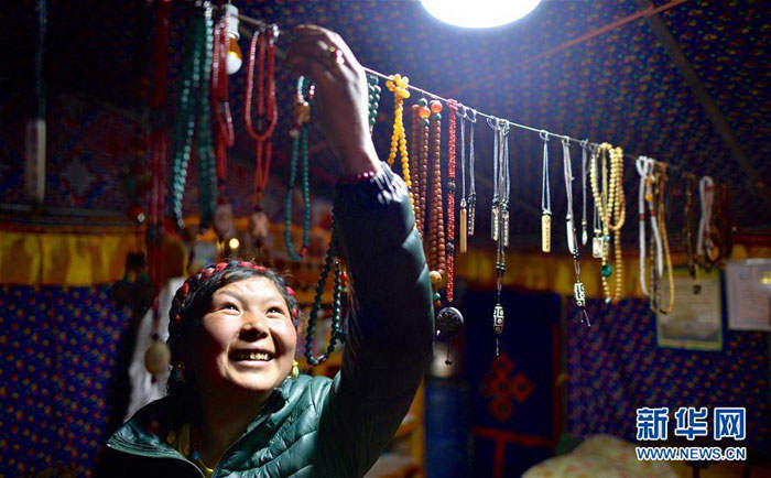 ཇོ་མོ་གླང་མའི་འདབས་ཀྱི་རས་གུར་མགྲོན་ཁང་།  